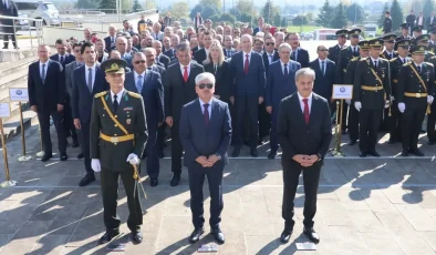 Doğu Marmara ve Batı Karadeniz’de Cumhuriyet Bayramı dolayısıyla çelenk sunma törenleri yapıldı