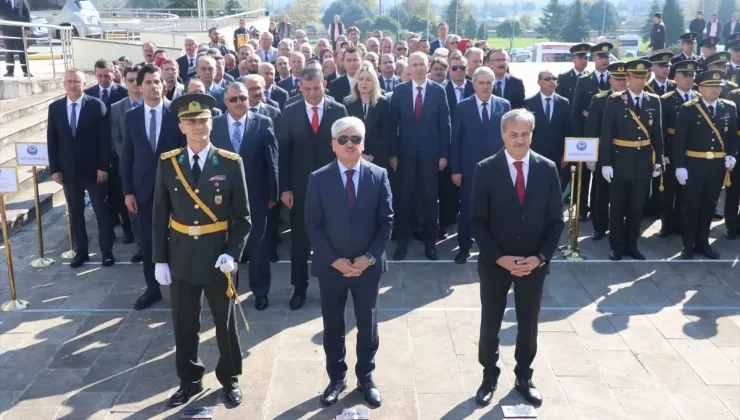 Doğu Marmara ve Batı Karadeniz’de Cumhuriyet Bayramı dolayısıyla çelenk sunma törenleri yapıldı