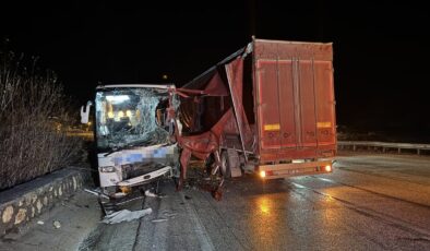 Afyonkarahisar'da tır ile yolcu otobüsü çarpıştı: Çok sayıda yaralı var